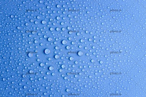 عکس قطره های آب روی زمینه آبی خوشرنگ