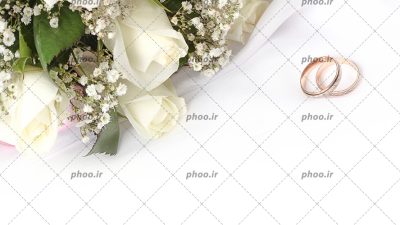 عکس دسته گل سفید عروس با دو حلقه ازدواج عروس و داماد