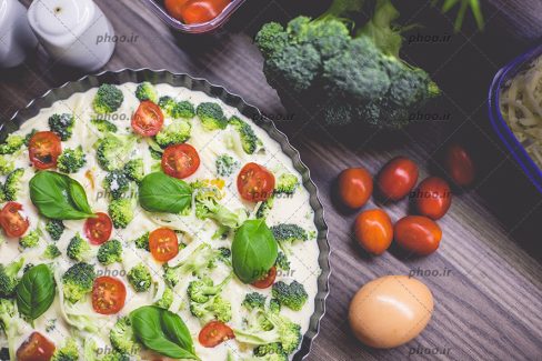 عکس غذای املت فرانسوی در تابه به همراه کم بروکلی و گوجه فرنگی