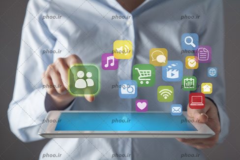 عکس تبلت در دست و اشکال گرافیکی مختلف روی آن