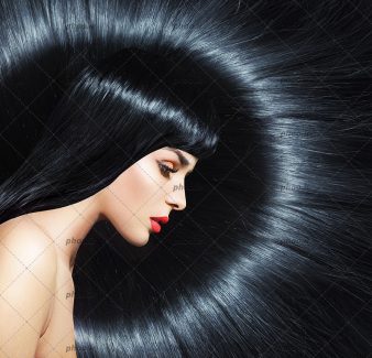عکس مدل زن آرایش کرده با موهای بلند چتری مشکی از نیمرخ