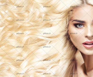عکس مدل زن با موهای بلند بلوند موج دار
