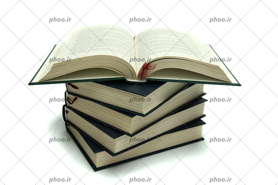 عکس چند کتاب روی هم و یک کتاب باز در زمینه سفید