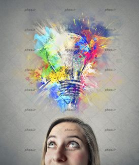 عکس خانم در حال فکر کردن به یک لامپ حبابی رنگی در پس زمینه خاکستری