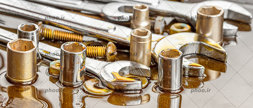 عکس آچار های تخت با اندازه های متفاوت در کنار و پیچ و مهره ها