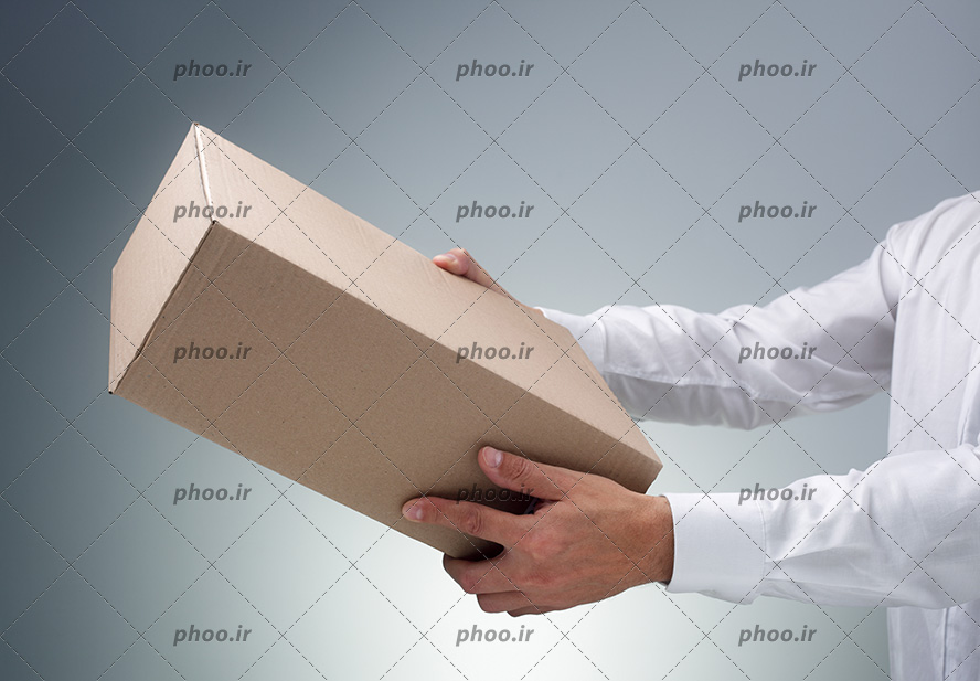 عکس با کیفیت جعبه کارتن در دست مرد در پس زمینه خاکستری