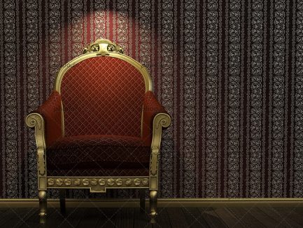 عکس مبل سلطنتی قرمز جیگری طلایی با زمینه کاغذ دیواری مشکی