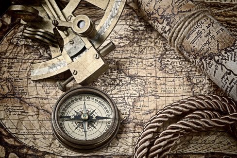 عکس لوازم قدیمی عتیقه بر روی نقشه از نمای نزدیک