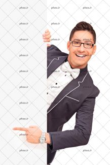 عکس با کیفیت مرد جوان شاد در حال اشاره کردن به تابلوی سفید خالی