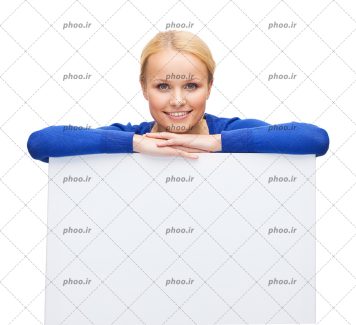 عکس با کیفیت خانم زیبا با لبخند ایستاده پشت تابلوی سفید خالی