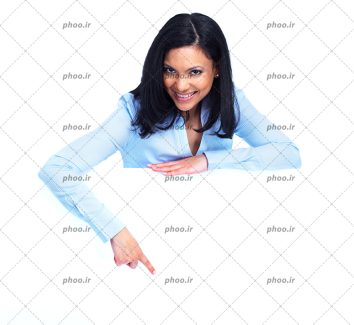 عکس با کیفیت خانم با لبخند و لباس آبی در حال اشاره کردن به بنر سفید خالی