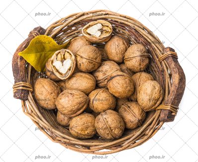 عکس گردوها داخل سبد در زمینه سفید