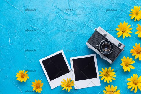 عکس دوربین عکاسی دیجیتال حرفه ای و دو عکس در زمینه آبی
