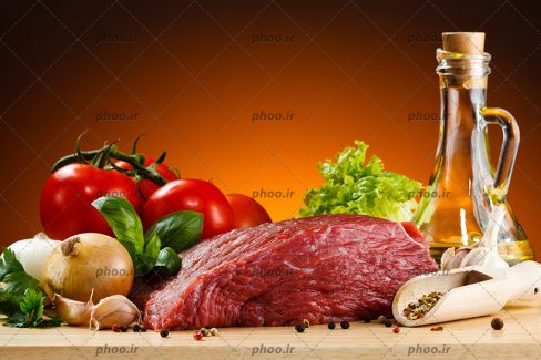 عکس گوشت خام و مواد اولیه اطراف آن