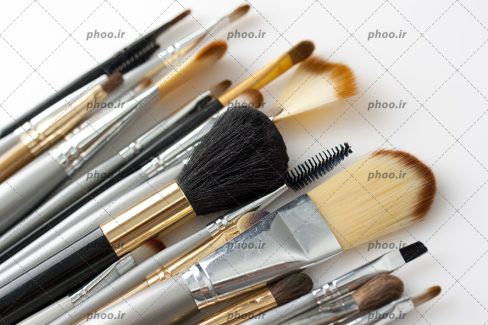 عکس براش های آرایشی در زمینه سفید