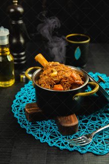 عکس غذا گوشتی داخل قابلمه با زمینه مشکی