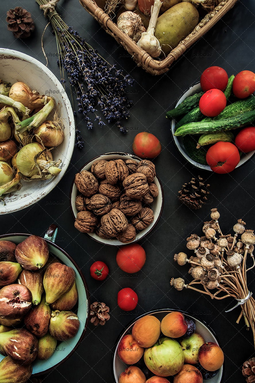 عکس خوراکی ها مختلف داخل ظرف و زمینه طوسی