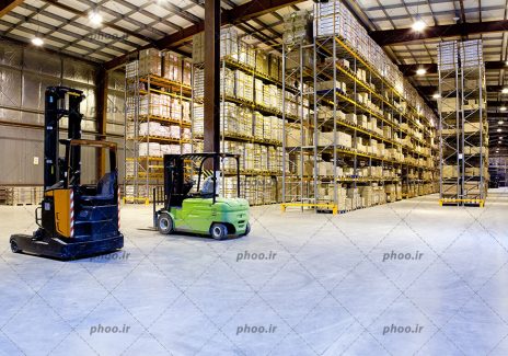 عکس با کیفیت یک انبار مدرن بزرگ با ماشین های لیفتراک