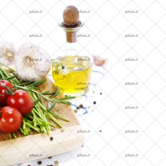 عکس تخته خرد کن با گوجه سیر و پیاز با شیشه روغن زیتون