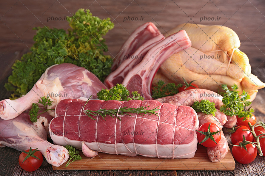 عکس گوشت قرمز و گوشت مرغ و سبزیجات در پس زمینه چوبی