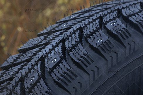 عکس لاستیک میخ دار زمستانی از نمای نزدیک