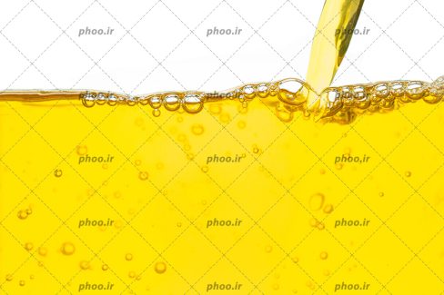 عکس ریختن روغن در پس زمینه سفید