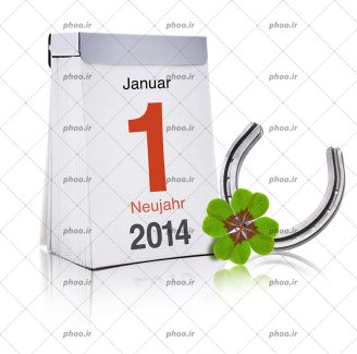عکس با کیفیت تقویم در حال نشان دادن تاریخ سال نو در کنار نعل اسب و برگ سبز