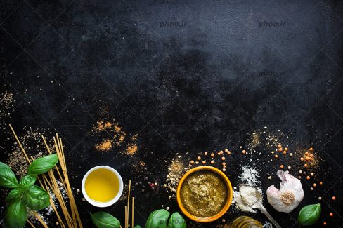 عکس با کیفیت مواد غذایی در پایین تصویر در پس زمینه مشکی