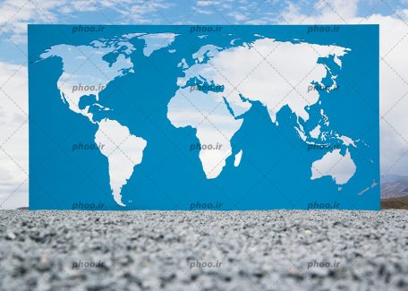 عکس با کیفیت نقشه جهان با پس زمینه آبی روشن در برابر آسمان ابری
