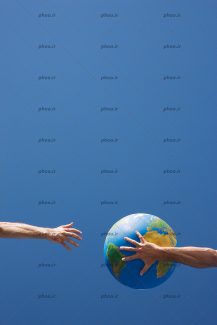 عکس با کیفیت کره زمین در دست