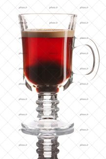 عکس یک لیوان شیشه ای پایه دار از چای خوش رنگ قرمز در پس زمینه سفید