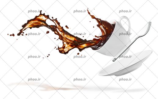 عکس یک فنجان سفید از قهوه در حال ریختن روی زمین در پس زمینه سفید