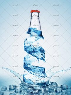 عکس با کیفیت شیشه نوشابه با بدنه ی آب و به شکل پیچ خورده و تکه های یخ در کنار شیشه