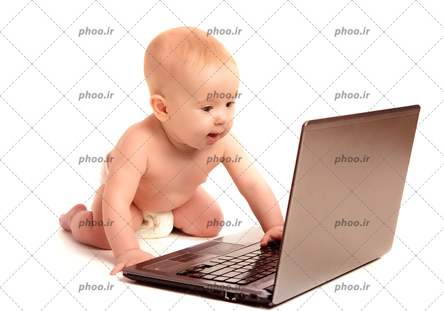 عکس با کیفیت کوچولوی بامزه در حال کار کردن با لپ تاپ