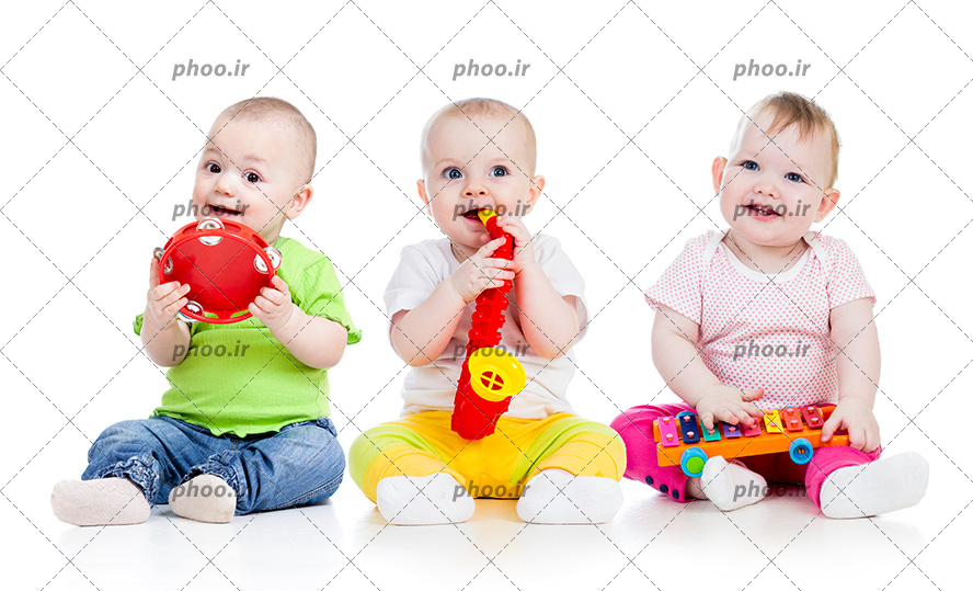عکس با کیفیت سه کودک زیبا در حال بازی با اسباب بازی های موزیکال