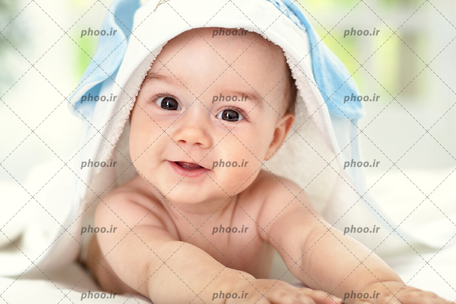 عکس با کیفیت نی نی زیبا با یک حوله سفید روی سرش