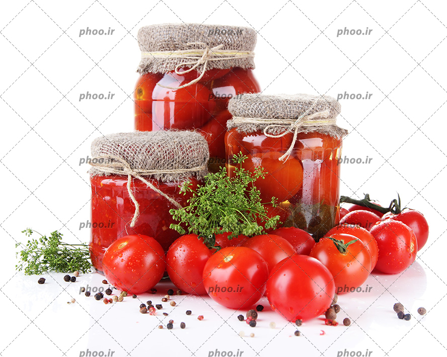 عکس گوجه فرنگی و شیشه های رب گوجه فرنگی در پس زمینه سفید