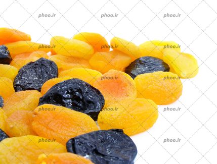 عکس برگه زرد آلو و آلوی سیاه در پس زمینه سفید