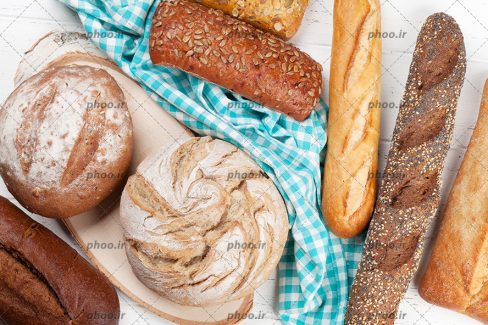 عکس نان ها و کیک های پخته شده با شکل های متفاوت در پس زمینه سفید