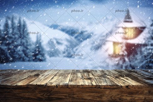 عکس میز چوبی در فضای باز و منظره برفی زیبا