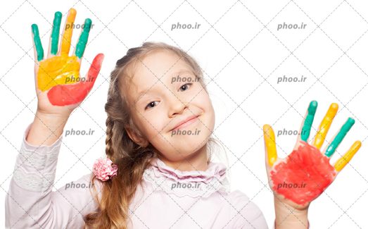 عکس دختر بچه با مو های بلند و دست های رنگی در پس زمینه سفید