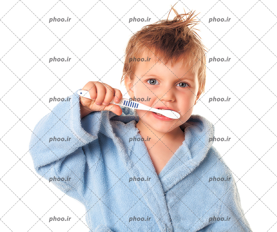 عکس با کیفیت پسر بچه با حوله به تن در حال مسواک زدن