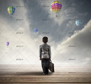 عکس با کیفیت پسر بچه با کیف در دست