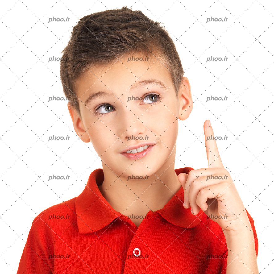 عکس با کیفیت پرتره پسر شاد با ایده خوب در پس زمینه سفید