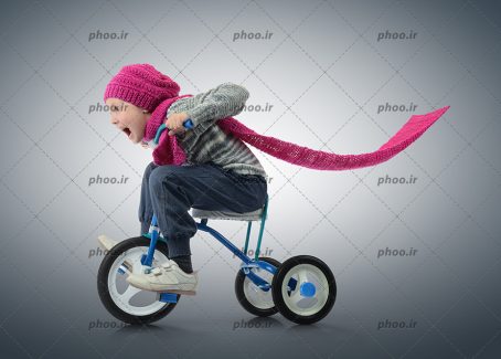 عکس با کیفیت پسر بچه سوار سه چرخه