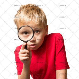 عکس با کیفیت پسر بچه با یک ذربین در مقابل چشم در پس زمینه سفید