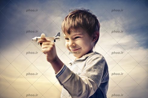 عکس با کیفیت پسر بچه با یک هواپیمای کوچک