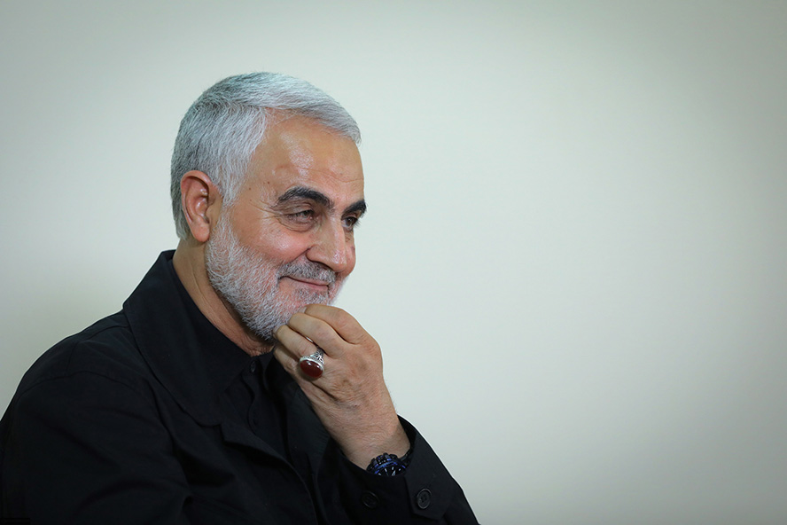 عکس با کیفیت تصویر شهید سردار قاسم سلیمانی در حال دست زدن به ریش های سفیدش و انگشتر زیبا در دستش