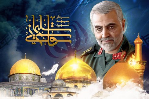 عکس با کیفیت طرح یا پوستر تصویر شهید سردار قاسم سلیمانی سه حرم در کنار تصویر سردار و پر سفید در حال سقوط بر روی گنبد و گلدسته ها
