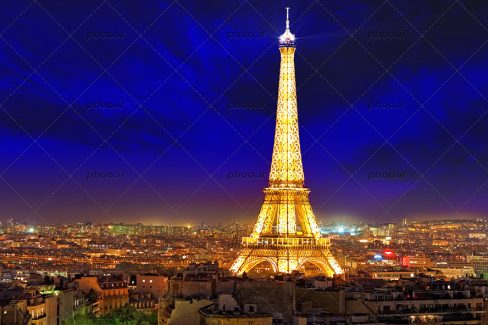عکس زیبا برج ایفل درشب با چراغ های روشن با ساختمان مدرن و در کشور پاریس